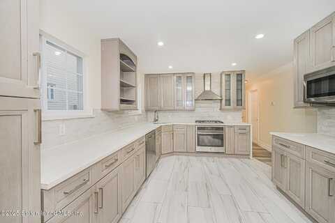 8 Rockville Avenue, Staten Island, NY 10314