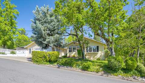 700 NW Bellevue Place, Grants Pass, OR 97526