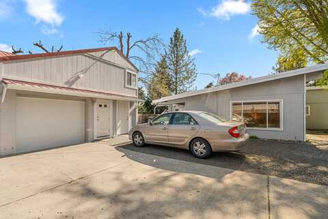 787 S Shasta Avenue, Eagle Point, OR 97524