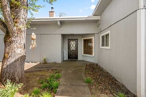787 S Shasta Avenue, Eagle Point, OR 97524