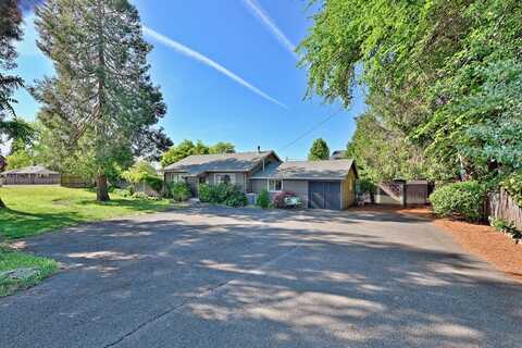552 Gray Court, Central Point, OR 97502