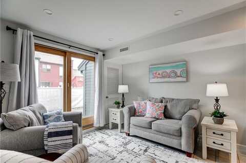 126 Swinburne Row, Newport, RI 02840