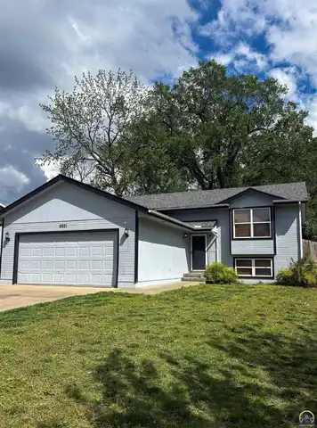 6821 SW 17th ST, Topeka, KS 66615