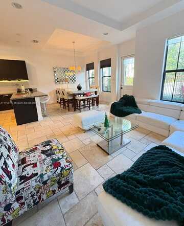 5200 NW 83rd Ct, Doral, FL 33166