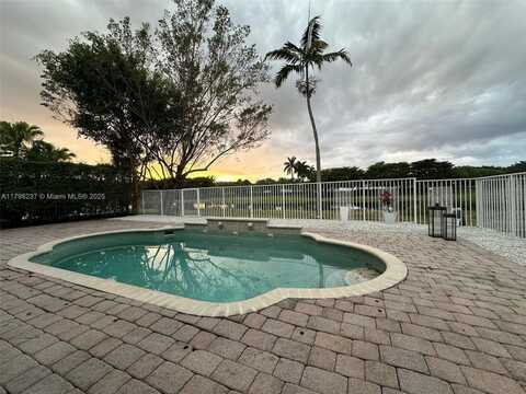 1048 SE Sunflower Cir, Weston, FL 33327