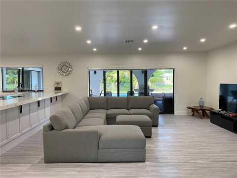 810 SW 66th Ave, Plantation, FL 33317