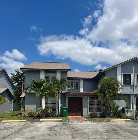 8099 Samari Lakes Dr, Hialeah Gardens, FL 33016