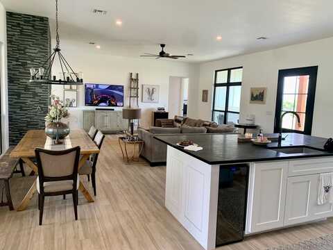 905 Thriving Oak Dr., Fredericksburg, TX 78624
