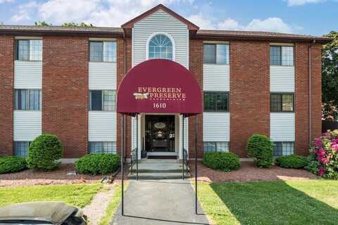 1610 Skyline Dr, Lowell, MA 01854