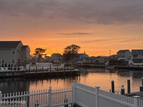 6 Travelers Way, Bayville, NJ 08721
