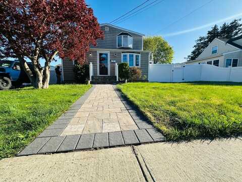 10 N CRESCENT DR, Farmingdale, NY 11735