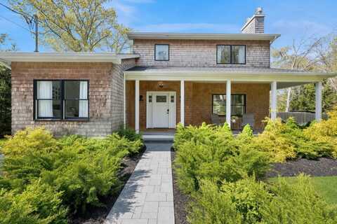 7 Wards Path, Hampton Bays, NY 11946