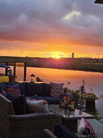 6 Canal Circle, Newport Beach, CA 92663