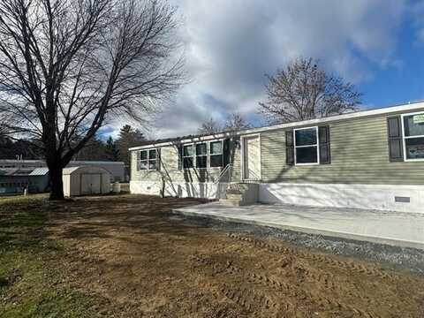 35 Family Circle, Hartland, VT 05048