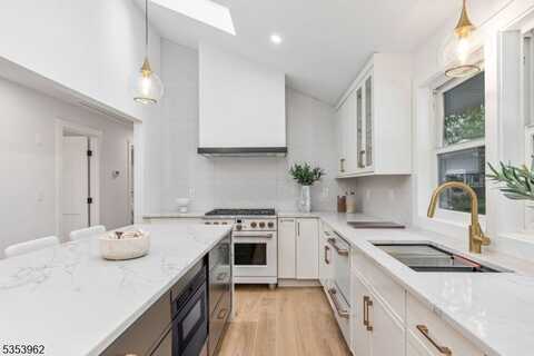 82 Cooper Ave, Montclair, NJ 07043
