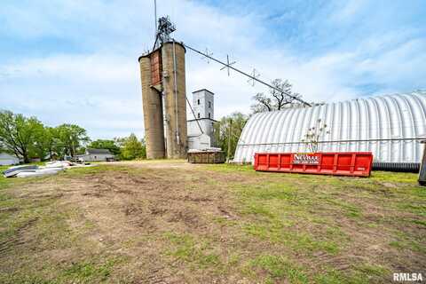 300 N BROADWAY Street, Manito, IL 61546