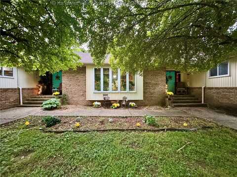 1006 Garretts Fork Road, Chapmanville, WV 25508