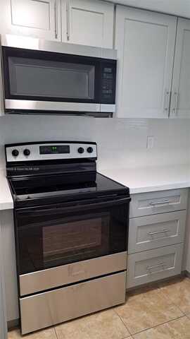 9371 Fontainebleau Blvd, Miami, FL 33172