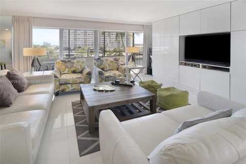 220 Kings Point Dr, Sunny Isles Beach, FL 33160