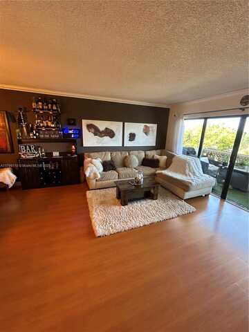 800 NE 195th St, Miami, FL 33179