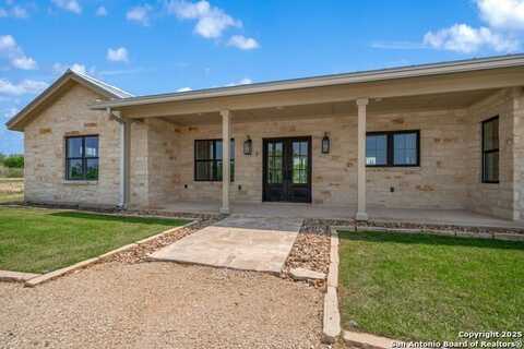 1216 County Road 424, Hondo, TX 78861