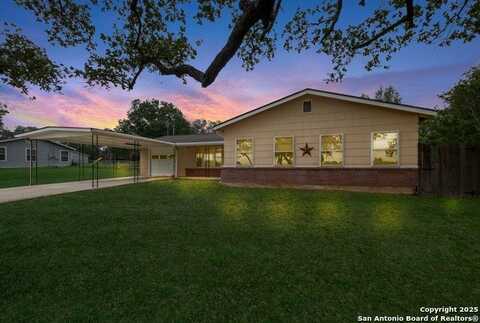 1400 windy knoll, Devine, TX 78016