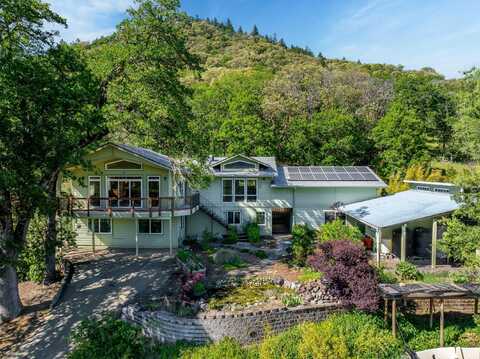 2583 E Evans Creek Road, Rogue River, OR 97537