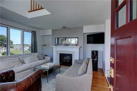 32 Seaconnet Avenue, Tiverton, RI 02878