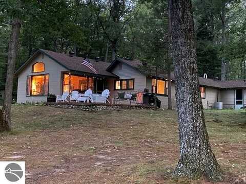 14786 Nuenfelt Road, Johannesburg, MI 49756