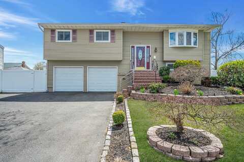52 California Avenue, Bay Shore, NY 11706