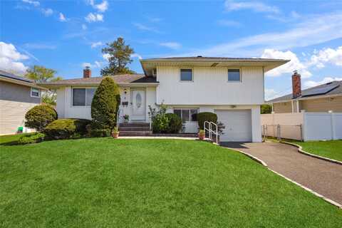 8 Spector Lane, Plainview, NY 11803