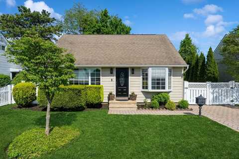 39 Briggs Street, Hicksville, NY 11801