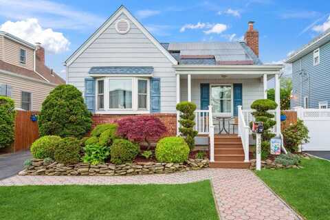 129 Deauville Parkway, Lindenhurst, NY 11757