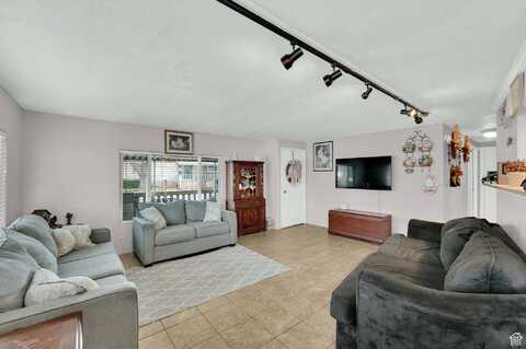 190 E NIMUE, North Salt Lake, UT 84054