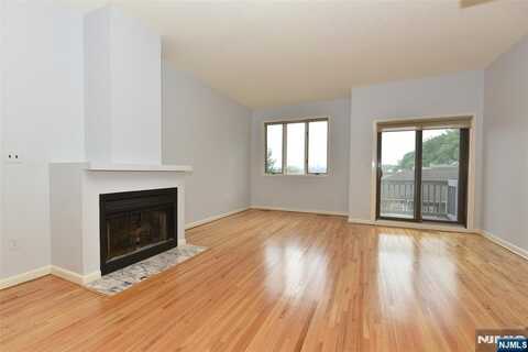 8 Massa Lane, Edgewater, NJ 07020