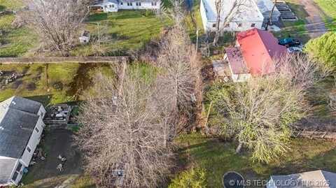 306 W Muskogee Street, Chouteau, OK 74337