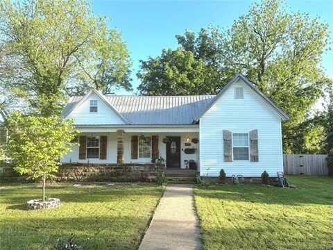 212 NE 2nd Street, Wagoner, OK 74467