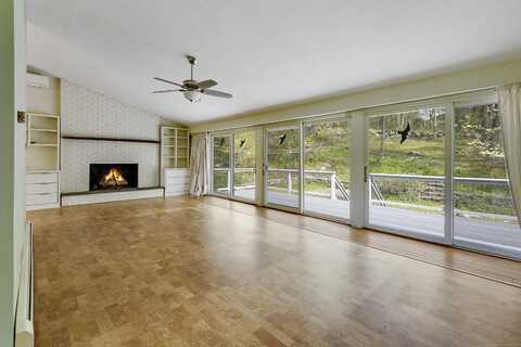 102 Colonial Road, Guilford, CT 06437