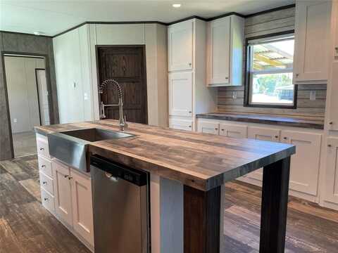 322 E College Street, Fairfield, TX 75840