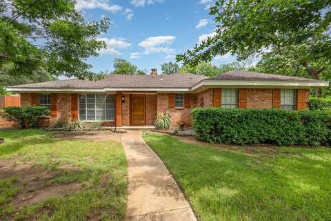 2306 Ravenwood Drive, Grand Prairie, TX 75050