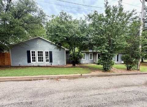 202 N Sanders Street, Winters, TX 79567