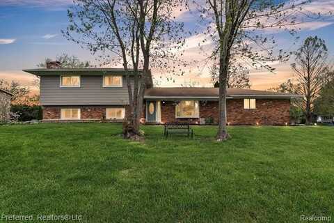 8722 WOODSHIRE Drive, White Lake, MI 48386