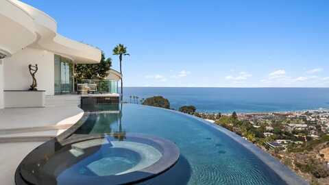7451 Hillside Dr, La Jolla, CA 92037
