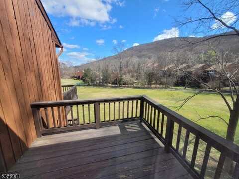 8 Baily Bunion Ct, Vernon, NJ 07462