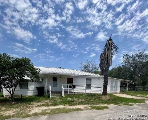 111 Fernandez, Devine, TX 78016