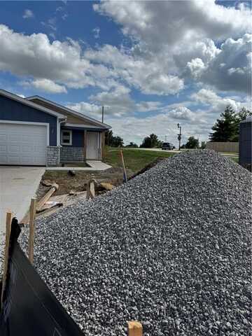 2102 Brook Ridge Circle, Tonganoxie, KS 66086