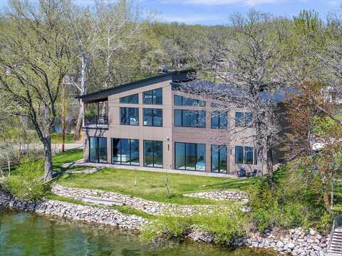 2411 Lakeshore Drive, Wahpeton, IA 51351