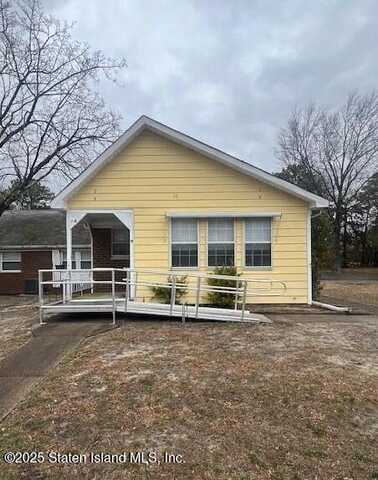 11 Mohican Lane, Whiting, NJ 08759