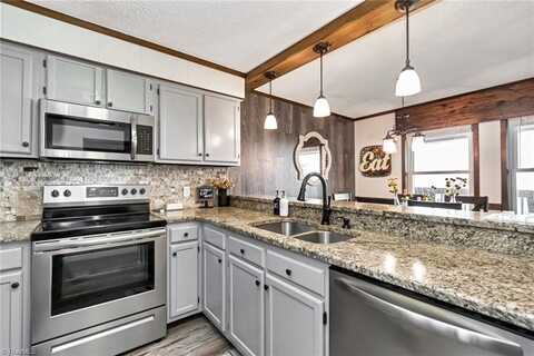301 Pinnacle Inn Road, Beech Mountain, NC 28604