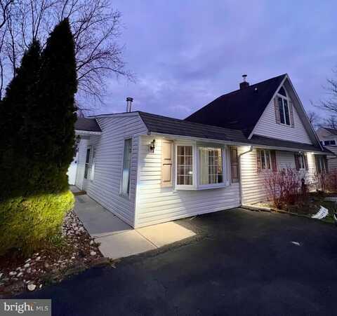 18 RIVER LANE, LEVITTOWN, PA 19055